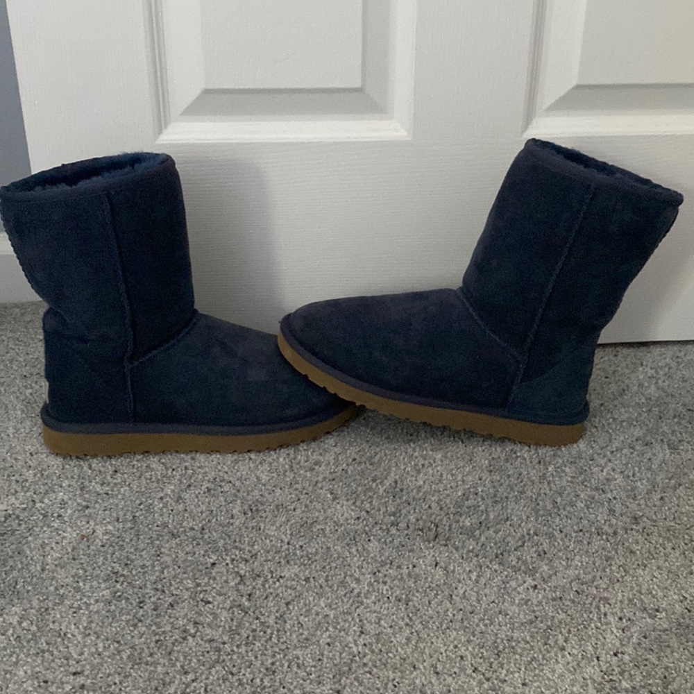 Women’s navy blue Ugg boots great condition barely worn size 7